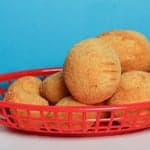 Coxinhas em cesta vermelha
