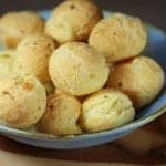 Tigela azul com pães de queijo