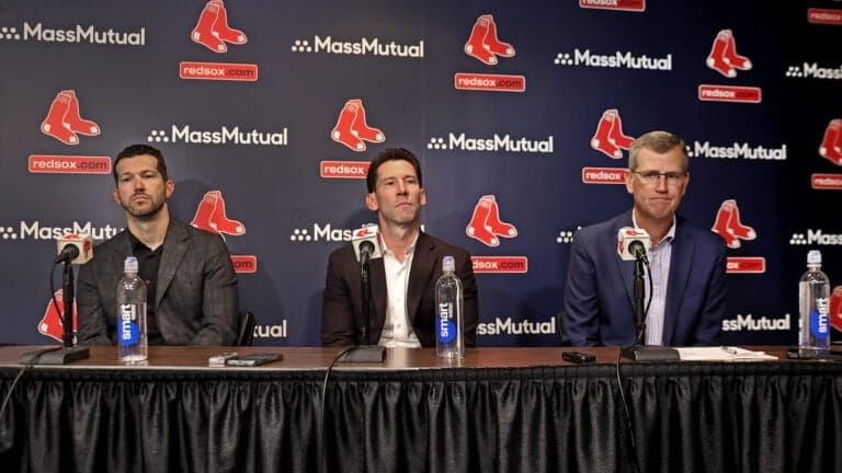 Direção do Red Sox em entrevista no Fenway Park em 5 de outubro de 2026.
