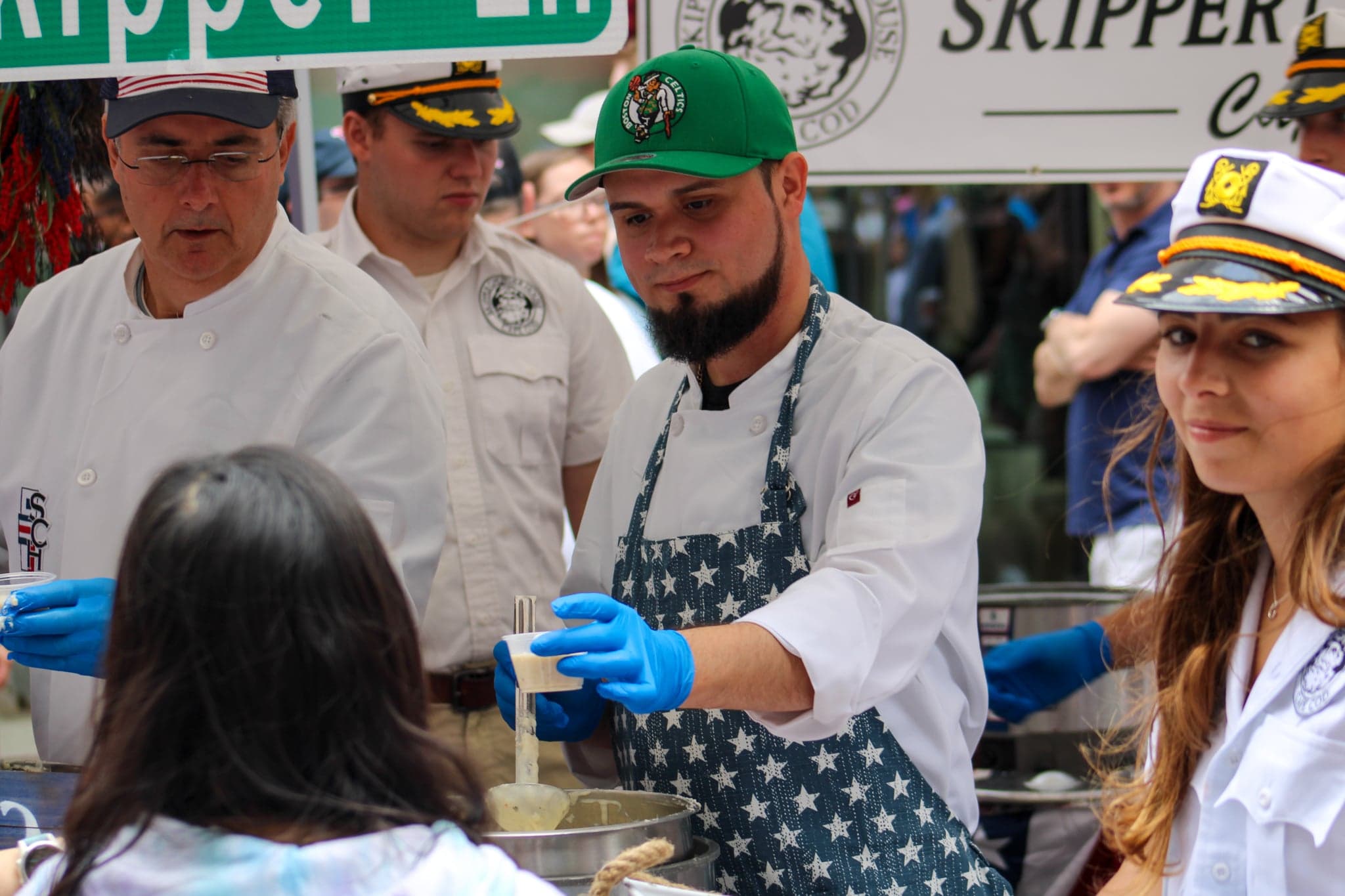 Servidores distribuem chowder em evento de 2023 no centro de Boston; fotografia de arquivo, não é a edição de 2026.