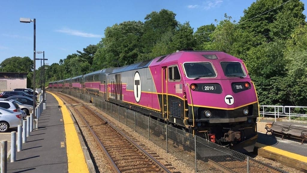 Trem do Commuter Rail da MBTA junto à plataforma; imagem de divulgação usada como ilustração.